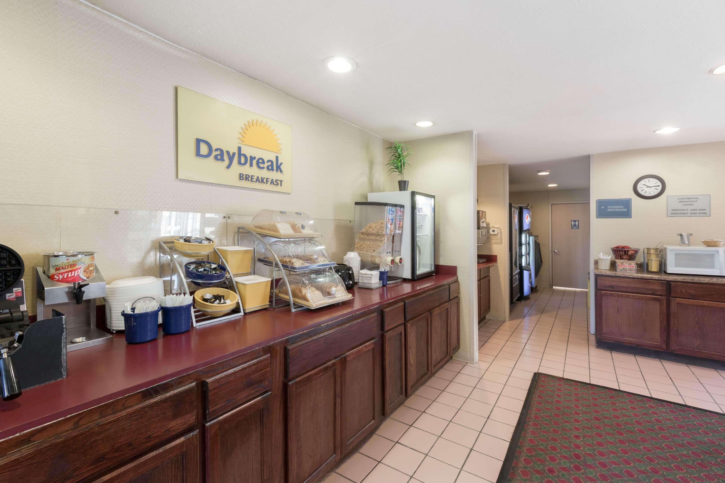 Days Inn By Wyndham West Des Moines - Clive Exteriör bild