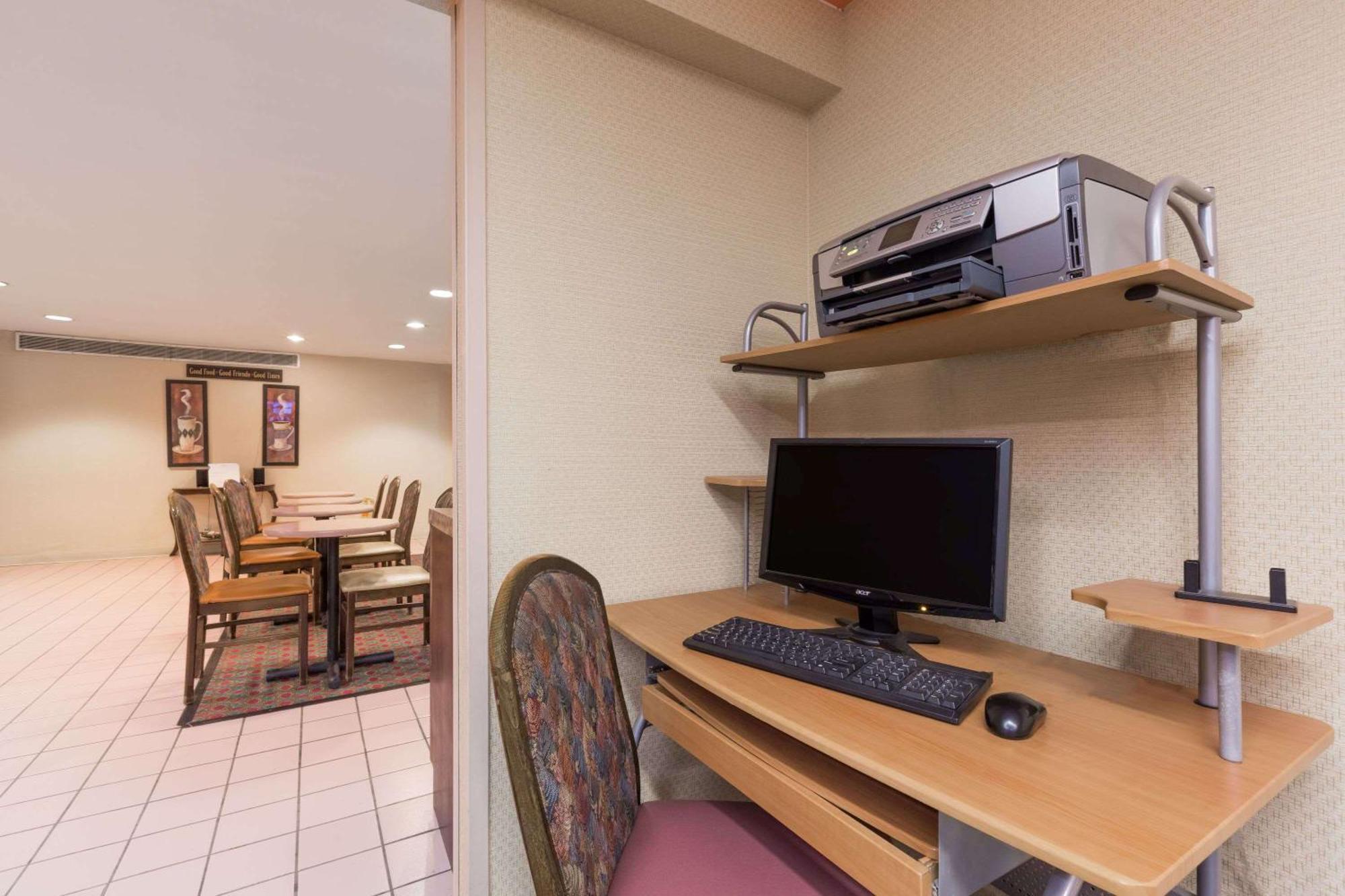Days Inn By Wyndham West Des Moines - Clive Exteriör bild